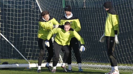 SUPER IMAGINI cu Pantilimon la antrenamentele lui City! Cum incearca sa-l faca pe Balotelli sa-si iasa din minti la penaltyuri_15