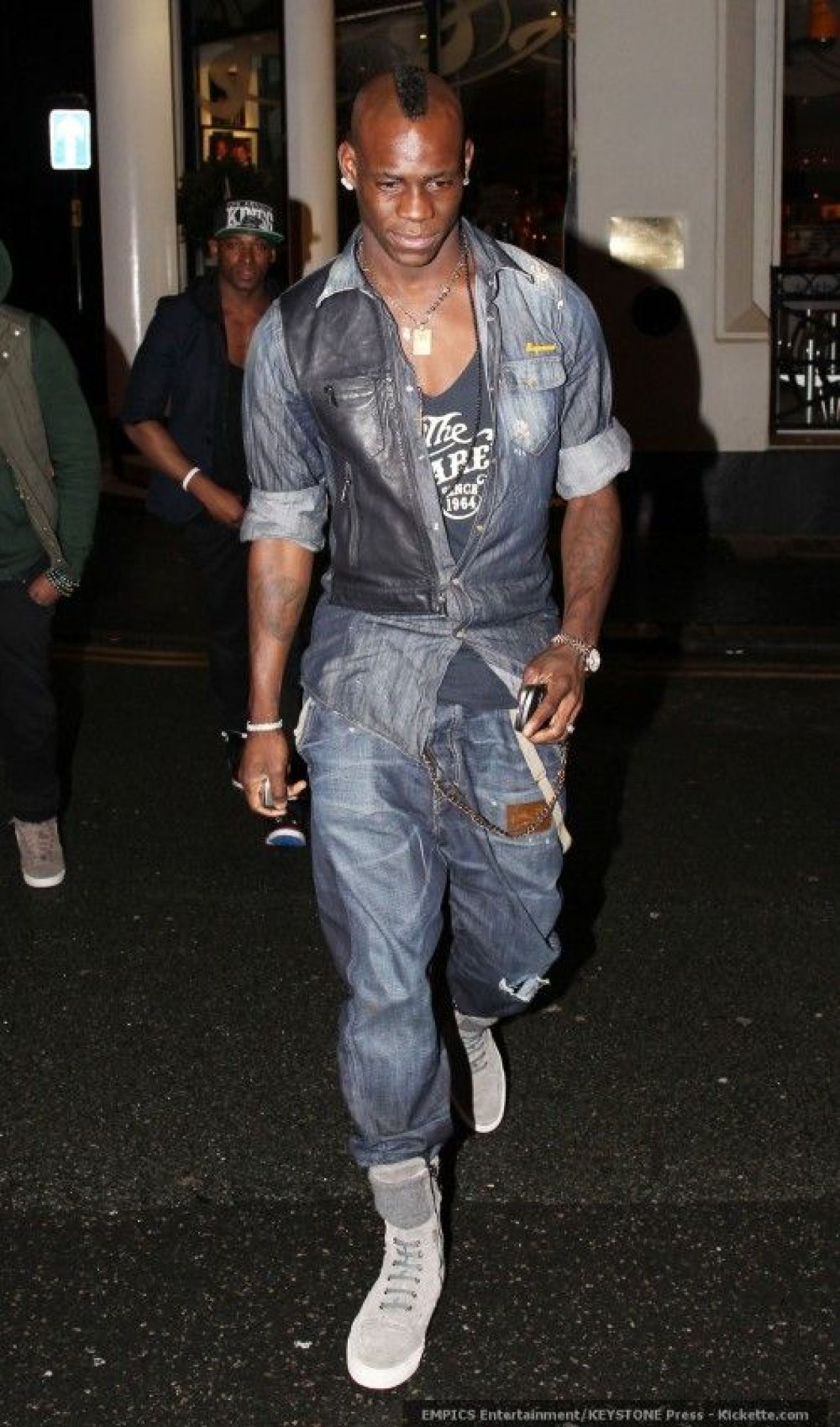 FOTO: Balotelli, locul 2 in topul celor mai bine imbracati barbati DIN LUME! Fanii nu il uita: A mers la cina in trening :)_2