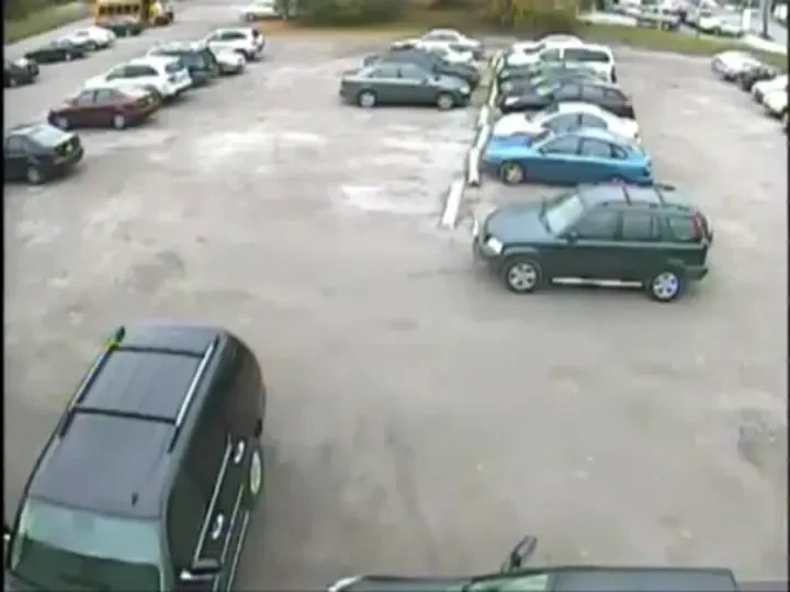 VIDEO INCREDIBIL! Cel mai PROST din parcare! A accelerat in loc sa franeze! Vezi ce a iesit: