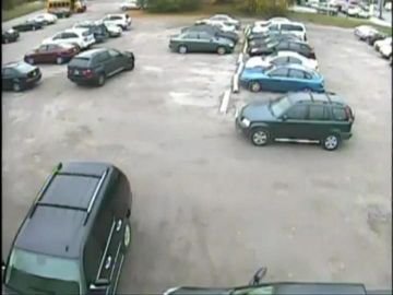 VIDEO INCREDIBIL! Cel mai PROST din parcare! A accelerat in loc sa franeze! Vezi ce a iesit: