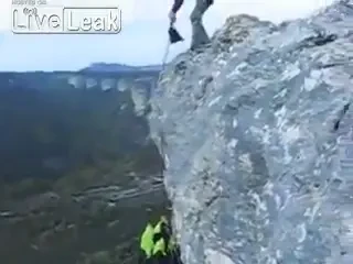 Iti ingheata sangele in vene! Saltul pe care nu l-ar face niciun om sanatos! Cum se arunca in gol VIDEO!