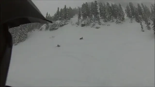 Momente de COSMAR pe partie! Un snowboard prins de o avalansa! Cum a fost inghitit de zapada in cateva secunde! VIDEO