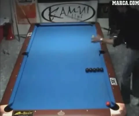 VIDEO BESTIAL! Cele mai tari lovituri de la masa de biliard! Vezi si tu daca poti sa faci asa ceva!