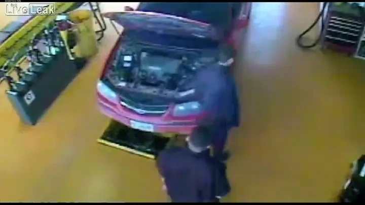 VIDEO! Tantalaul si gogomanul s-au angajat la service! Unul a pus prost ulei, altul a pornit masina! Vezi ce s-a intamplat :)