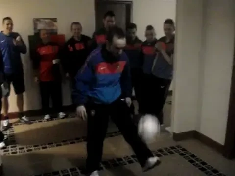 Cum se distreaza jucatorii de futsal la EURO 2012: Concurs de jonglerii in hotel cu noua senzatie a Portugaliei, Ricardinho!