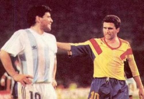 La multi ani, Hagi! Cand se intalnesc doua numere 10! Cum s-au urmarit Maradona si Hagi pe teren sa se faulteze la CM 90: