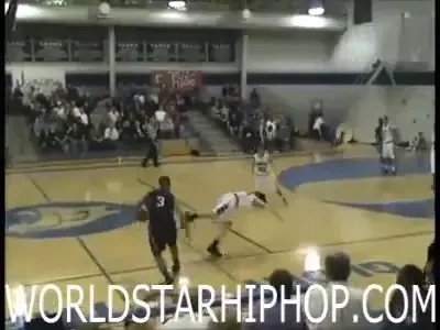 Cel mai tare dribling! L-a aruncat IN CAP dupa care a ras de el alaturi de o sala intreaga :)) SUPER VIDEO