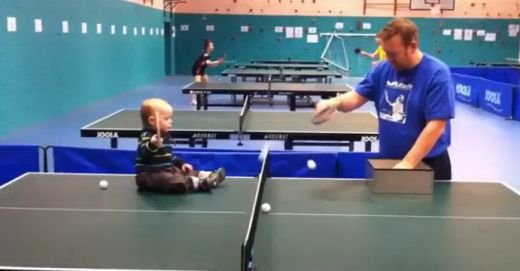 SUPER VIDEO Cel mai tanar campion la tenis de masa! Are 18 luni si rupe paletele!