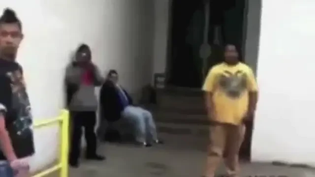 Are 12 ani, creasta de PUNKIST si se ia de cine nu trebuie! Vezi cum se trezeste BESTIA in grasan :) Video INTERZIS sub 16 ani