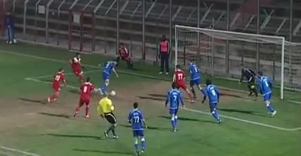 VIDEO Cel mai TAMPIT autogol din istorie! Ce-a avut in cap baiatul asta?! Faza pe care milioane de oameni nu pot s-o explice
