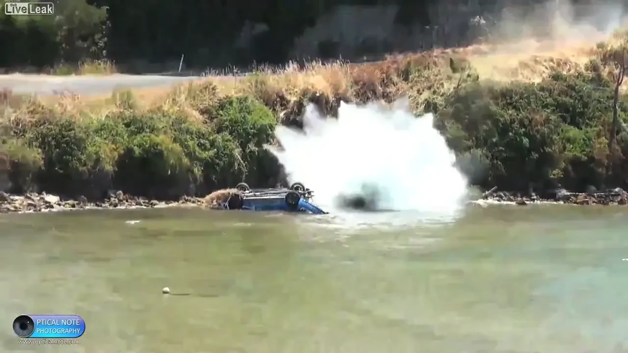 VIDEO INCREDIBIL! I-a luat masina de cursa tatalui si a cazut cu ea in PRAPASTIE la 130km/h!