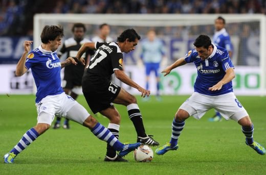 Cel mai fericit fotbalist roman! Joaca la echipa care le-a ECLIPSAT pe Barca, Real si Man United in 2011 si e in cel mai bun an din istorie!