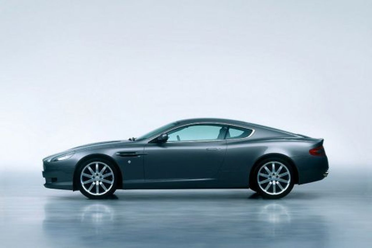 FOTO 11 motive ca sa il URASTI pe Cristiano Ronaldo! A cheltuit 2 milioane de euro ca sa fie ca James Bond!_2