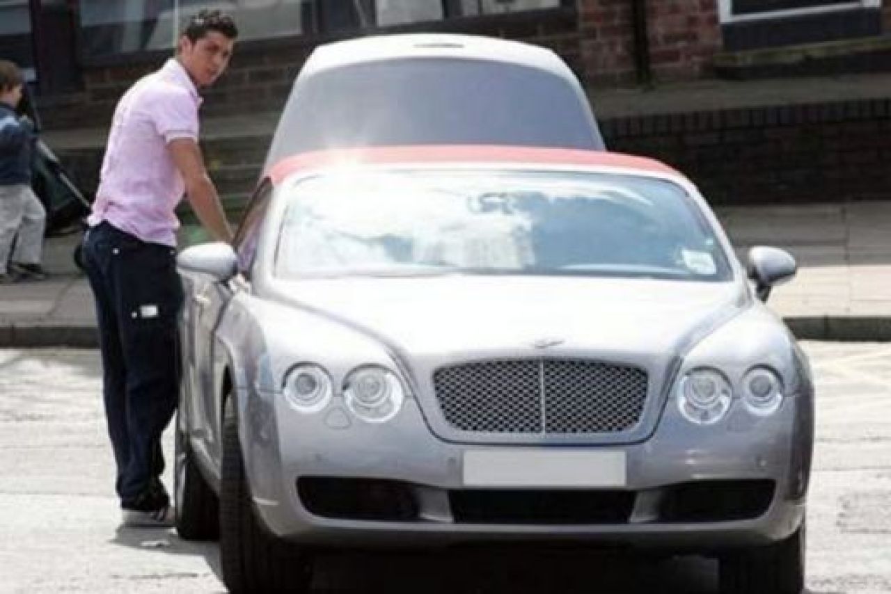 FOTO 11 motive ca sa il URASTI pe Cristiano Ronaldo! A cheltuit 2 milioane de euro ca sa fie ca James Bond!_23