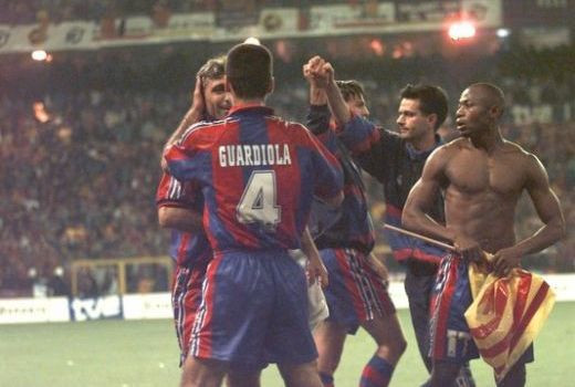 Cine e INTRUSUL din poza zilei? Recunoaste omul care se bucura de ultima Cupa a Spaniei castigata de Barca pe stadionul Realului: