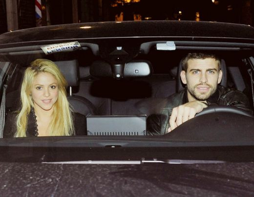 FOTO: Shakira si Pique, la un pas de tragedii! Masina jucatorului Barcei, lovita de un autobuz! Cantareata, muscata de un leu de mare!
