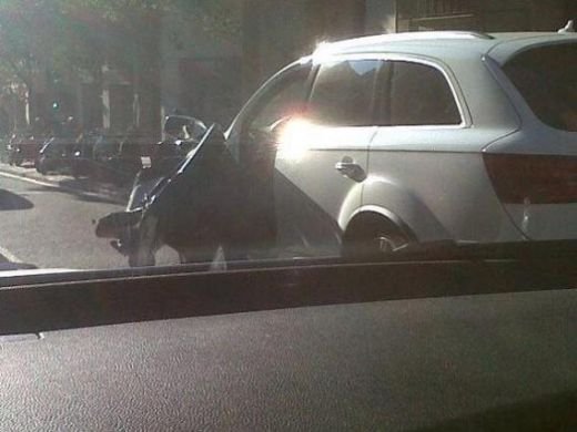 FOTO: Shakira si Pique, la un pas de tragedii! Masina jucatorului Barcei, lovita de un autobuz! Cantareata, muscata de un leu de mare!_2