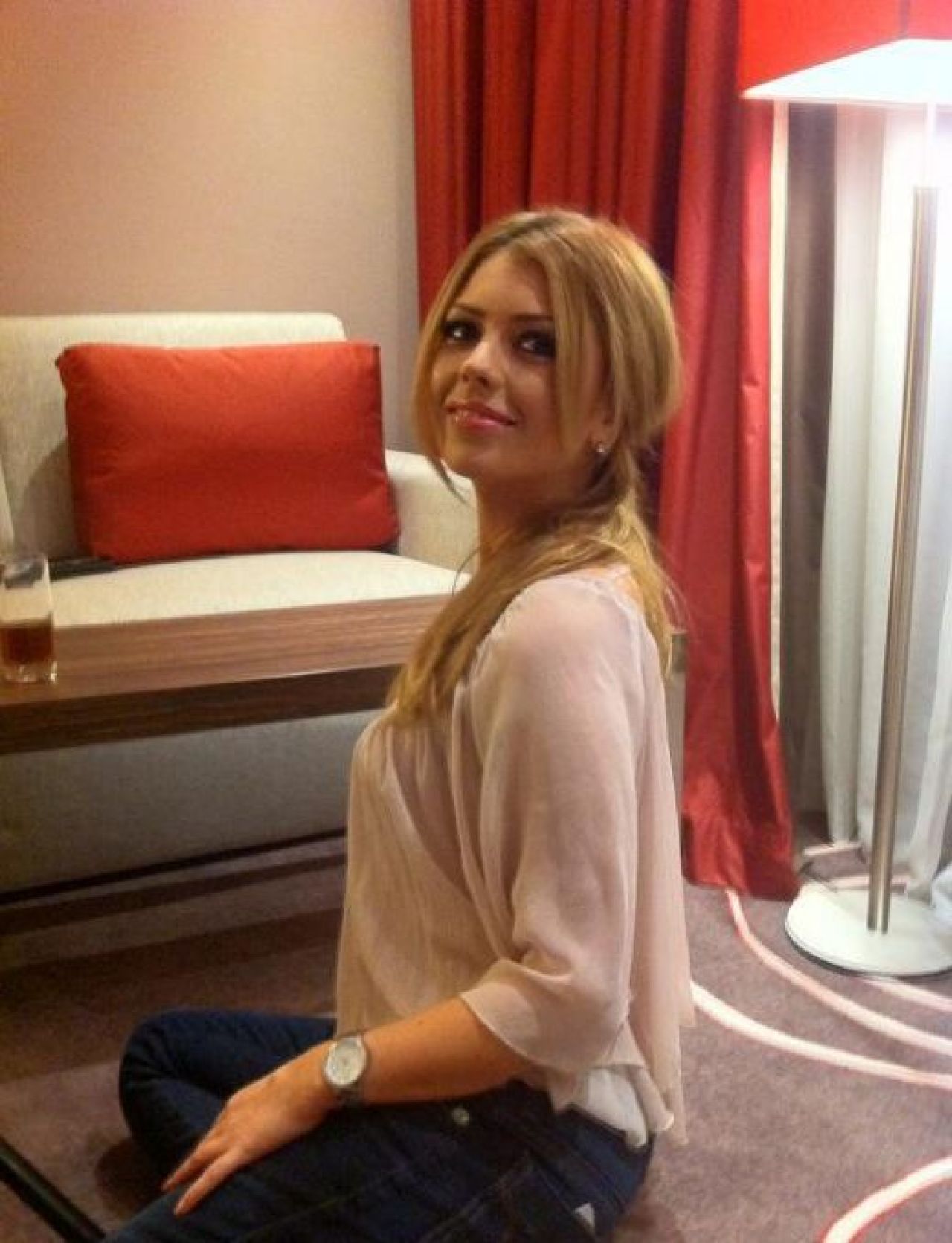 FOTO: Echipa SEXY care dezgheata Liga I! Ele sunt cele mai frumoaste iubite din fotbalul romanesc! Cine trebuie sa poarte banderola de capitan? :)_2