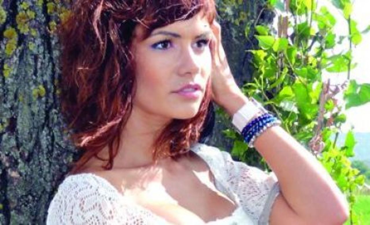 FOTO: Echipa SEXY care dezgheata Liga I! Ele sunt cele mai frumoaste iubite din fotbalul romanesc! Cine trebuie sa poarte banderola de capitan? :)_6