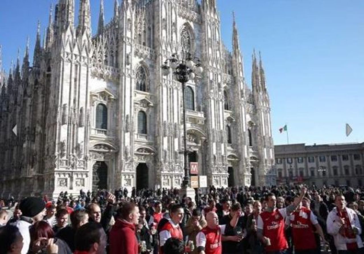 VIDEO Incidente in fata DOMULUI din Milano! Huliganii lui Arsenal au baut toata berea si au sarit la bataie cu fanii lui Milan!_1