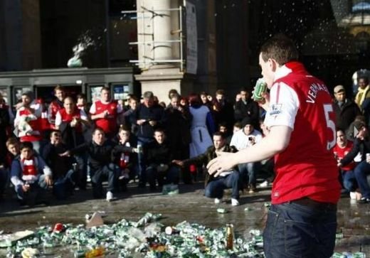 VIDEO Incidente in fata DOMULUI din Milano! Huliganii lui Arsenal au baut toata berea si au sarit la bataie cu fanii lui Milan!_2