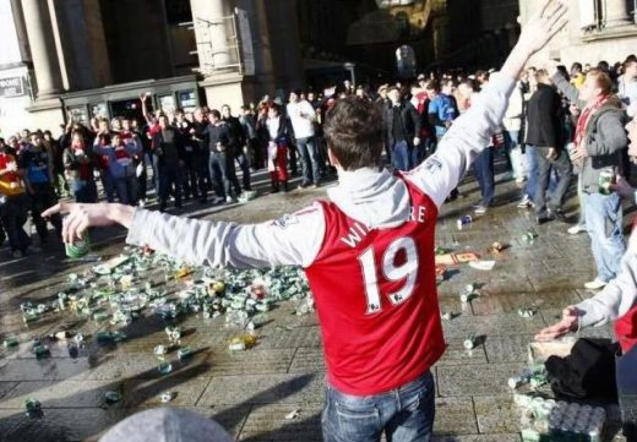 VIDEO Incidente in fata DOMULUI din Milano! Huliganii lui Arsenal au baut toata berea si au sarit la bataie cu fanii lui Milan!_3