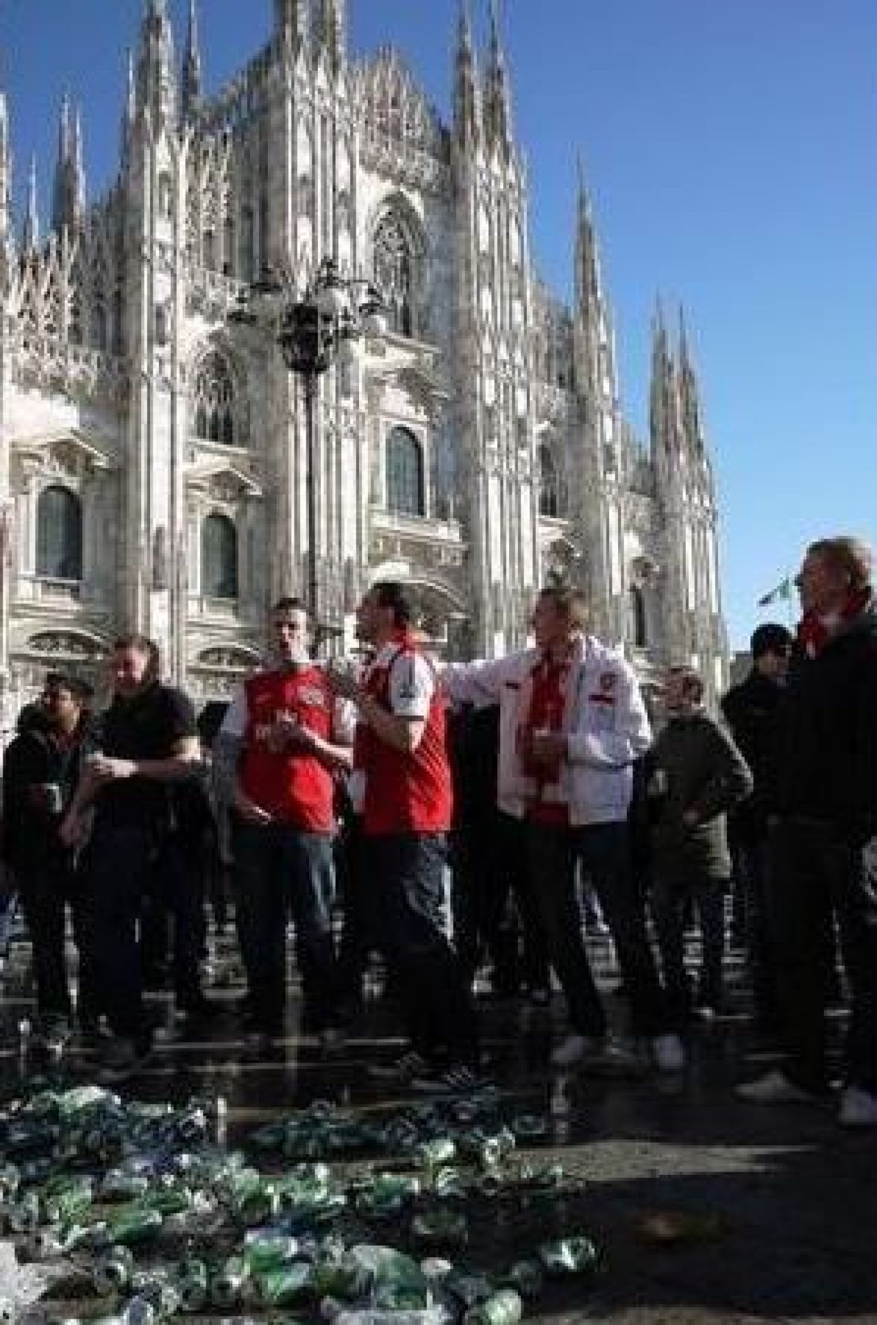 VIDEO Incidente in fata DOMULUI din Milano! Huliganii lui Arsenal au baut toata berea si au sarit la bataie cu fanii lui Milan!_6