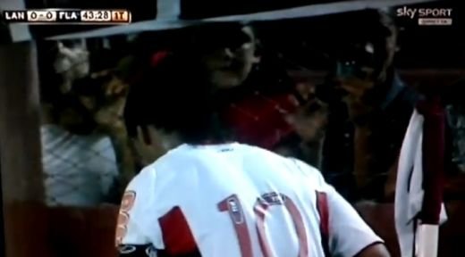 Ronaldinho, UMILIT in Brazilia: Un fan l-a scuipat in timpul meciului! REACTIA incredibila a jucatorului: VIDEO