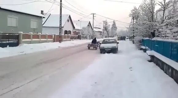 VIDEO GENIAL: Cea mai tare inventie din iarna asta! Caruta electrica face drifturi nebune printre munti de zapada
