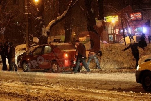 INCIDENTE in centrul Bucurestiului! Fanii Stelei i-au atacat pe olandezi cu pietre si lopeti! Un fan al lui Twente, ranit!