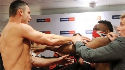 Klitschko a avut cel mai GREU meci din ultimii 9 ani! Chisora a facut scandal in ring la final! Vezi cea mai tare runda! VIDEO