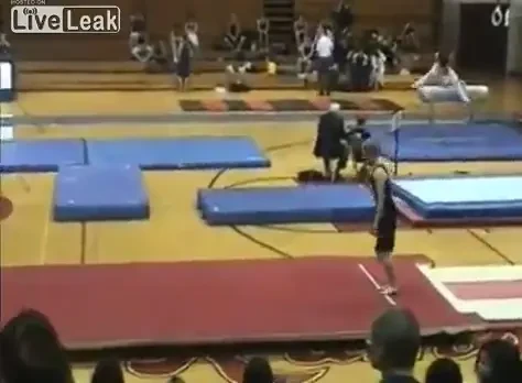 VIDEO IMAGINI SOCANTE! Cel mai URAT accident din sport vazut anul asta: un gimnast si-a facut BUCATI MANA