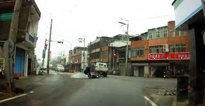 VIDEO: Daca esti chinez nu inseamna automat ca ai voie pe galben!