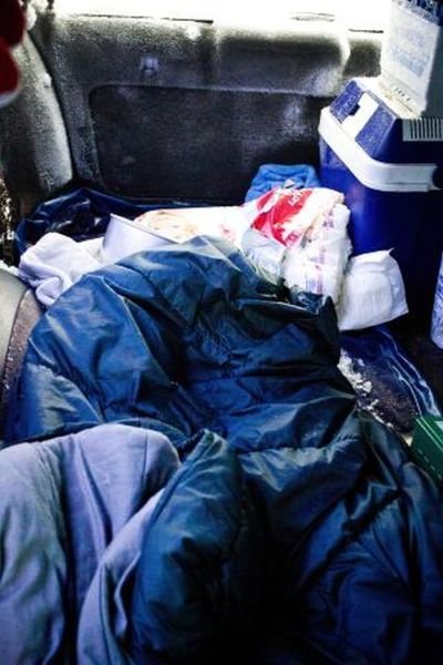 IMAGINI CUTREMURATOARE! Un barbat a supravietuit ingropat doua luni in propria masina la -30 de grade! A mancat numai zapada_6