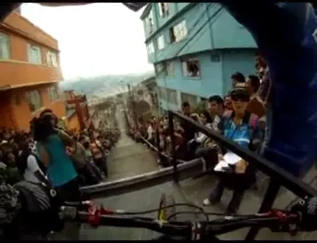 VIDEO DEMENTIAL! Cea mai nebuna cursa pe bicicleta! ATENTIE sa nu ametesti!