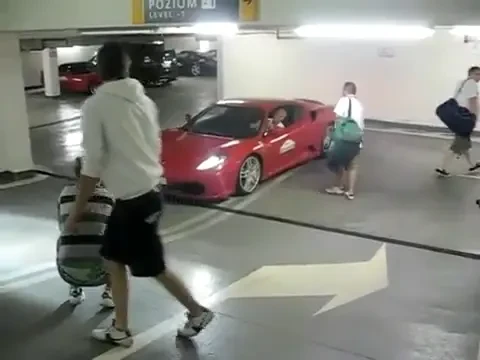 VIDEO Ti-ai luat Ferrari si vrei sa te dai mare in mall? TEAPA! Ce a patit soferul unui bolid de 200.000 de euro
