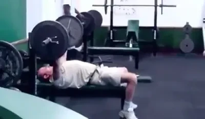 EPIC FAIL! Cel mai chinuitor moment la sala! Ce se intampla cand nu ai forta decat intr-un brat: VIDEO