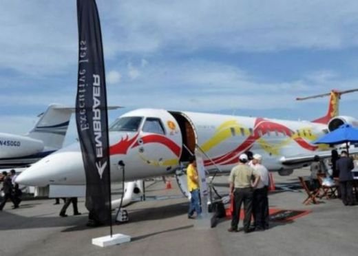 Cel mai meserias actor-cascador-cantaret-coregraf de la Hollywood si-a cumparat un SUPER avion! A dat doar 30 mil$! FOTO