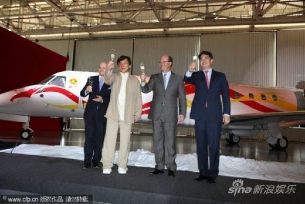 Cel mai meserias actor-cascador-cantaret-coregraf de la Hollywood si-a cumparat un SUPER avion! A dat 'doar 30 mil$! FOTO_13