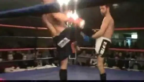 Cel mai PENAL luptator de kickboxing s-a facut singur KO! Adversarul nici nu a apucat sa-l loveasca :)) VIDEO NEBUN