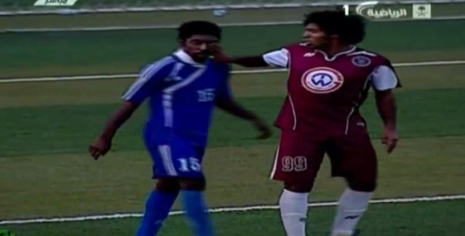 VIDEO DEMENTIAL! Gest unic pe un teren de fotbal! A lipit guma pe ochii adversarului!