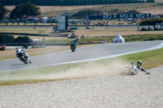 Inca o TRAGEDIE in motociclism! Un pilot de 17 ani a murit dupa un accident groaznic cu alti doi piloti! VIDEO