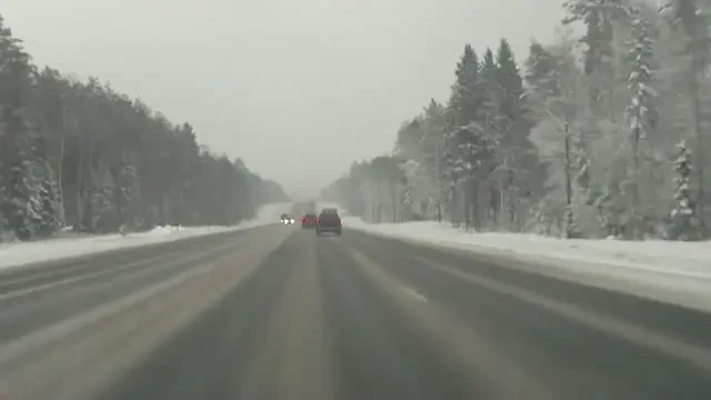 VIDEO Cel mai SOCANT accident din aceasta iarna! Un jeep, SPULBERAT la propriu de un camion pe sosea! Interzis sub 18 ani