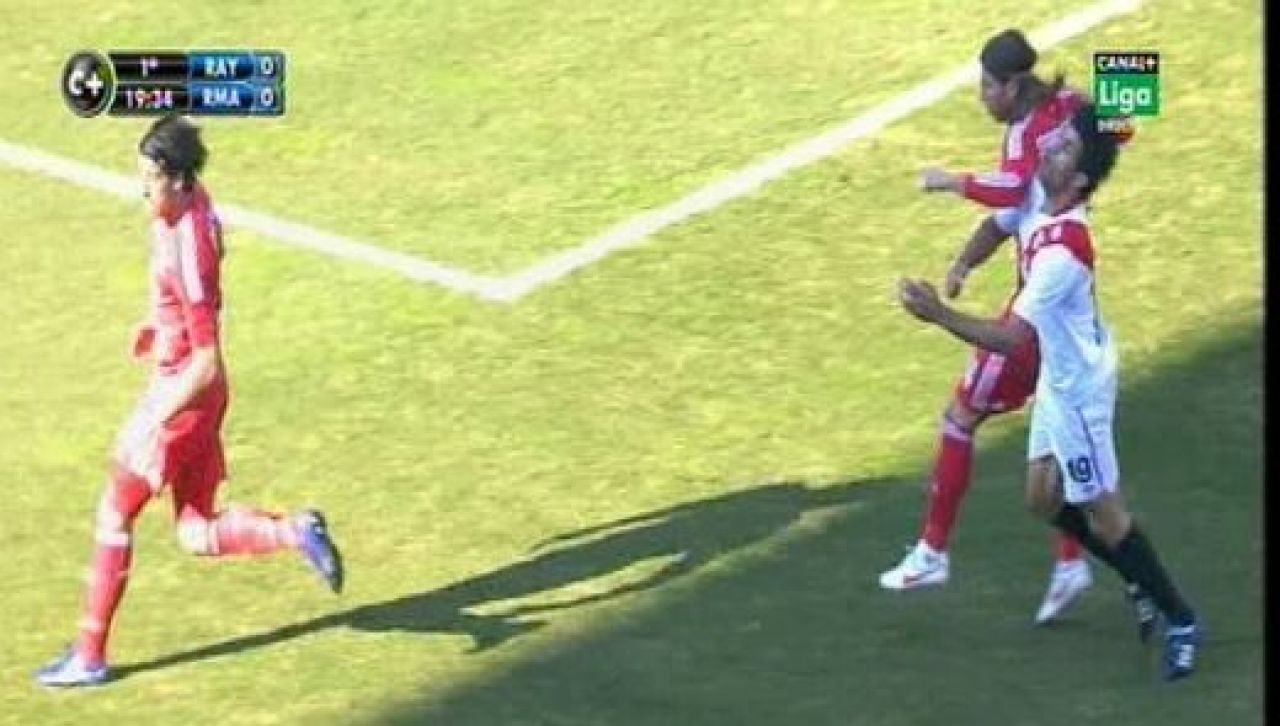 FOTO Barca acuza: Real e ajutata sa ia titlul! Deciziile dubioase ale arbitrului: penalty neacordat pentru Rayo si iertarea lui Ramos!_1