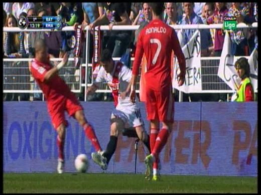 FOTO Barca acuza: Real e ajutata sa ia titlul! Deciziile dubioase ale arbitrului: penalty neacordat pentru Rayo si iertarea lui Ramos!_2