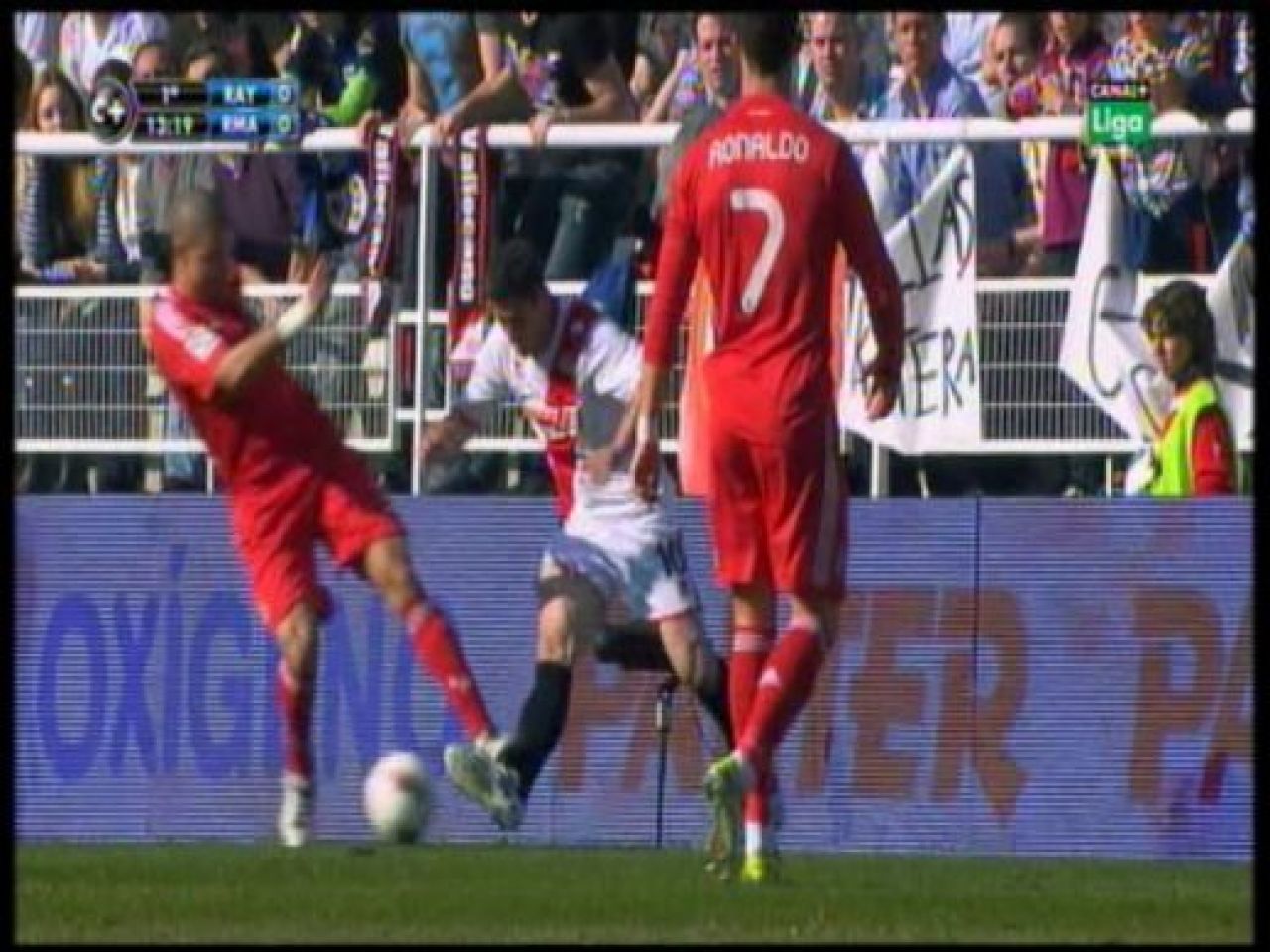 FOTO Barca acuza: Real e ajutata sa ia titlul! Deciziile dubioase ale arbitrului: penalty neacordat pentru Rayo si iertarea lui Ramos!_2