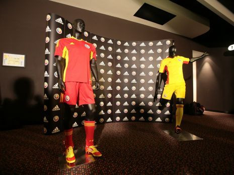 Au uitat sa ii imbrace pe portari! Paturi scurte si echipamente largi! De ce ii e frica lui Tatarusanu, care vrea sa joace in NEGRU :)