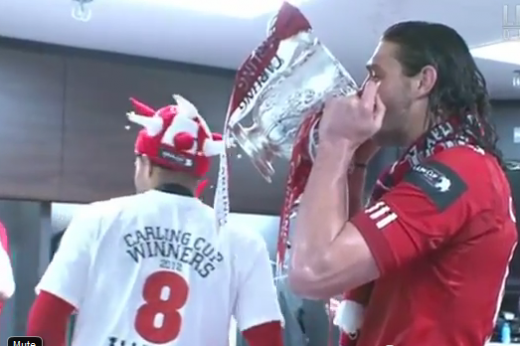 NEBUNIE la Liverpool, dupa ce jucatorii au castigat Carling Cup! Imagini cu atmosfera din vestiar si cine este bautorul-sef! VIDEO