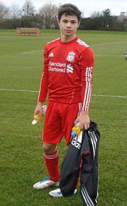 Un roman de la U15 uimeste Anglia! A imbracat tricoul lui City, iar acum joaca la Liverpool! A inscris 5 goluri in ultimul meci!!!
