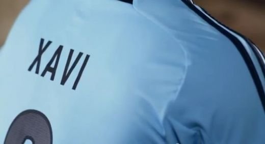 VIDEO: La Roja va juca in bleumarin! Spania si-a prezentat echipamentul pentru Euro 2012!
